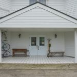 019-海外住宅のような雰囲気の玄関周り。屋根があるので機材置き場にも出来ます